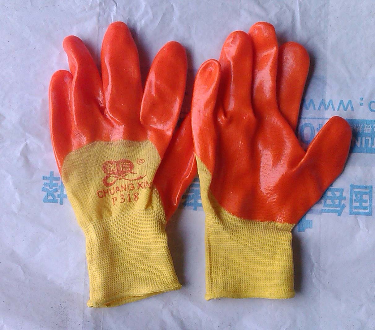 創(chuàng)信彩紗PVC半浸手套 保護(hù)雙手的時(shí)尚之選